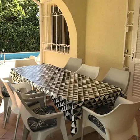 Klimatisiertes In Mit Grill By Interhome Hébergement de vacances *